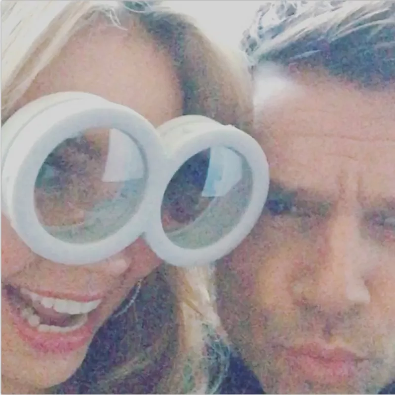 La cantante mexicana compartió un video en el que tanto a ella como a su amigo puertorriqueño, se les ve muy divertidos mientras trabajan en la versión en español de la cinta animada, “Minions”.