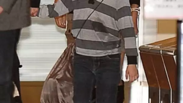 La mamá de Brad Pitt considera que su nieta debe ser más femenina, pero la actriz no está de acuerdo y considera su `gesto´ una falta de respeto.