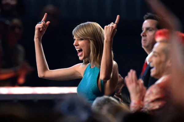 Taylor bailaba muy divertida en primera fila de los premios Grammy.