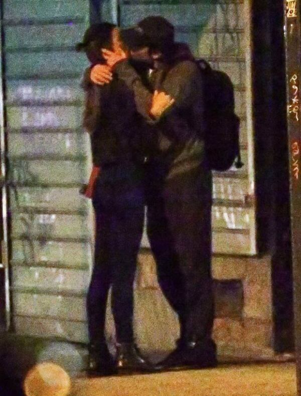 Así fueron captados Bradley Cooper e Irina Shayk al salir de una obra en Nueva York.