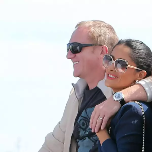 El romance ocupó las páginas de diversos semanarios franceses, que los calificaron como `un cuento de hadas´ parecido al que vivieron Grace Kelly y Rainiero de Mónaco.