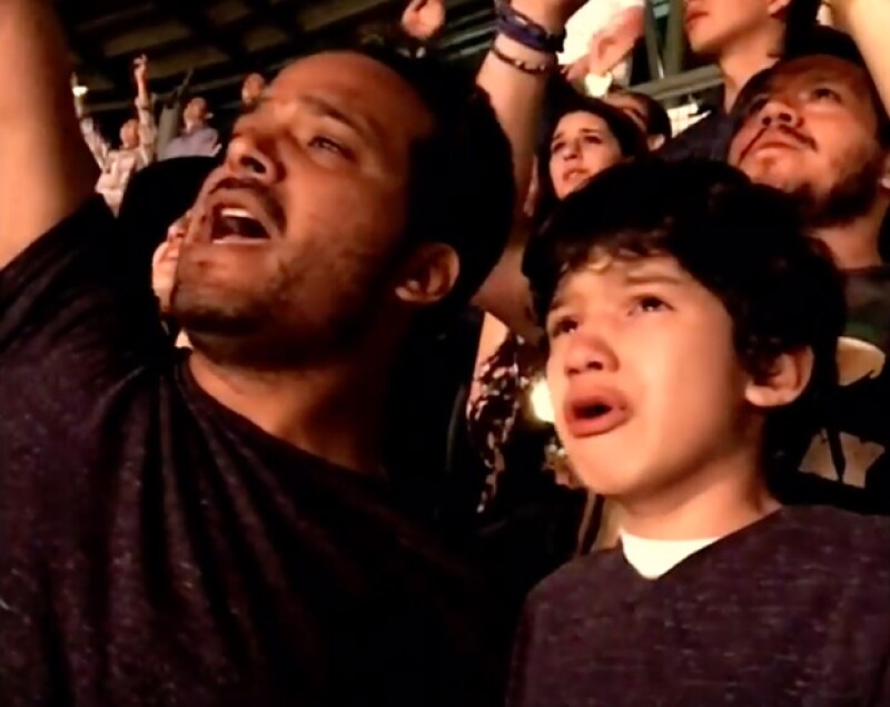 Luis Vázquez con su hijo en concierto de Coldplay en México.