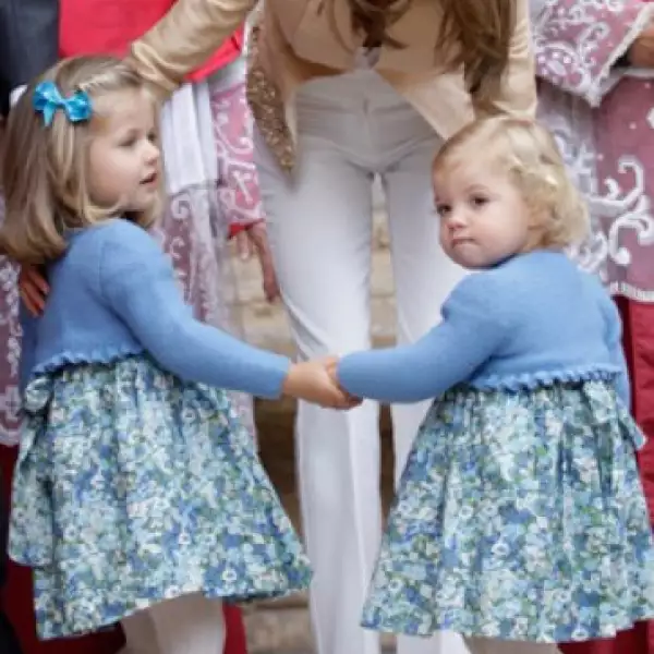 Letizia cuida y arregla a sus hijas antes de entrar a una misa de Semana Santa en Palma de Mallorca, en abril de este año.
