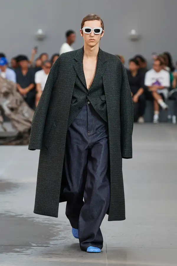 Loewe m S24 033.jpg