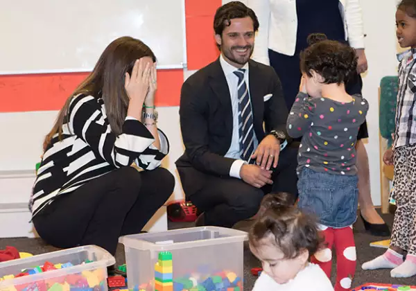 Los príncipes se mostraron cariñosos con los niños refugiados.