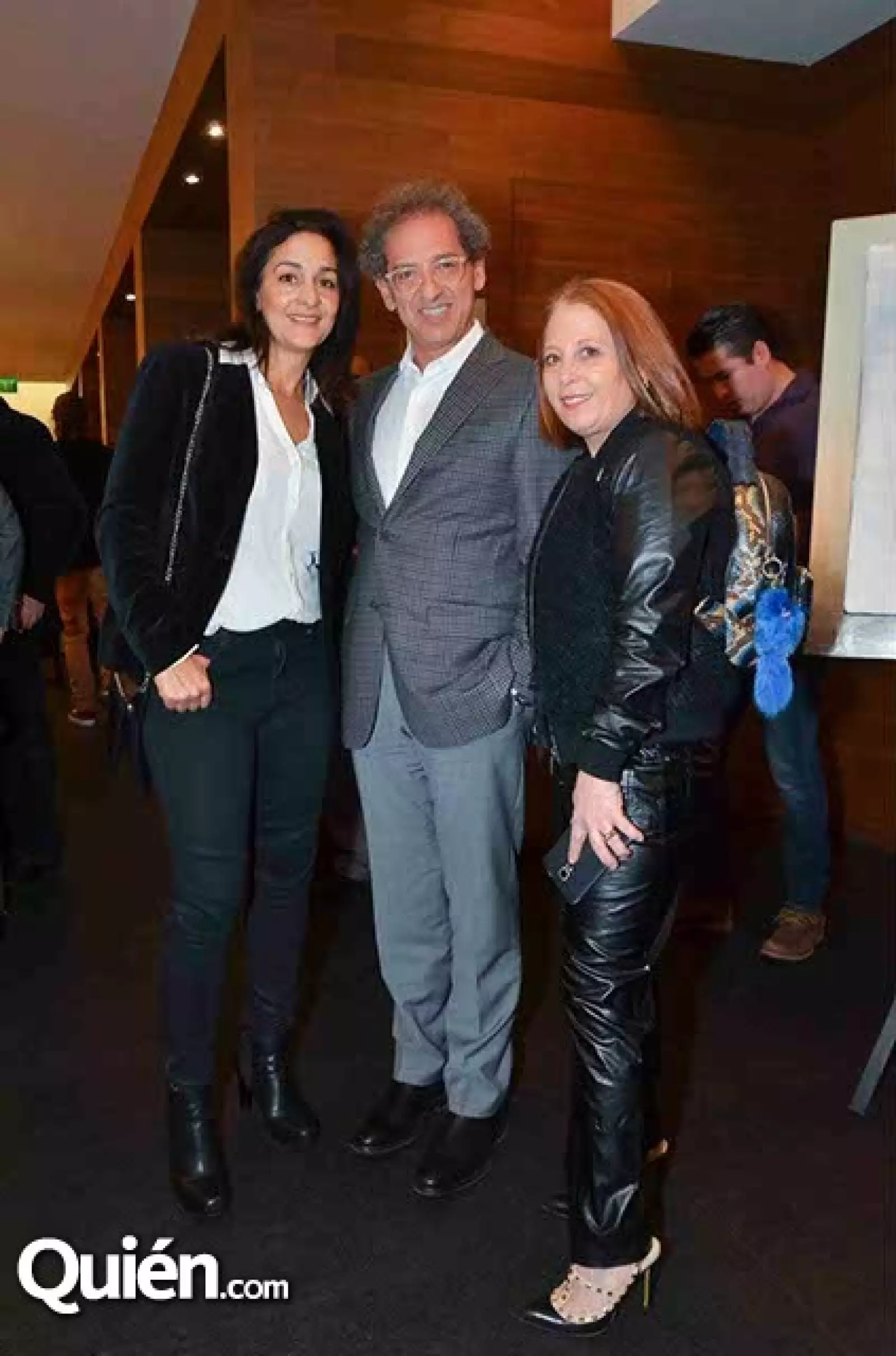Tere y Alberto Mizrahi con Deborah Melamed.