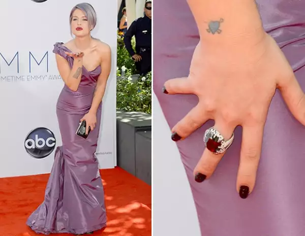 La conductora de E! usó un vestido lila de Zac Posen y joyas de Martin Katz.