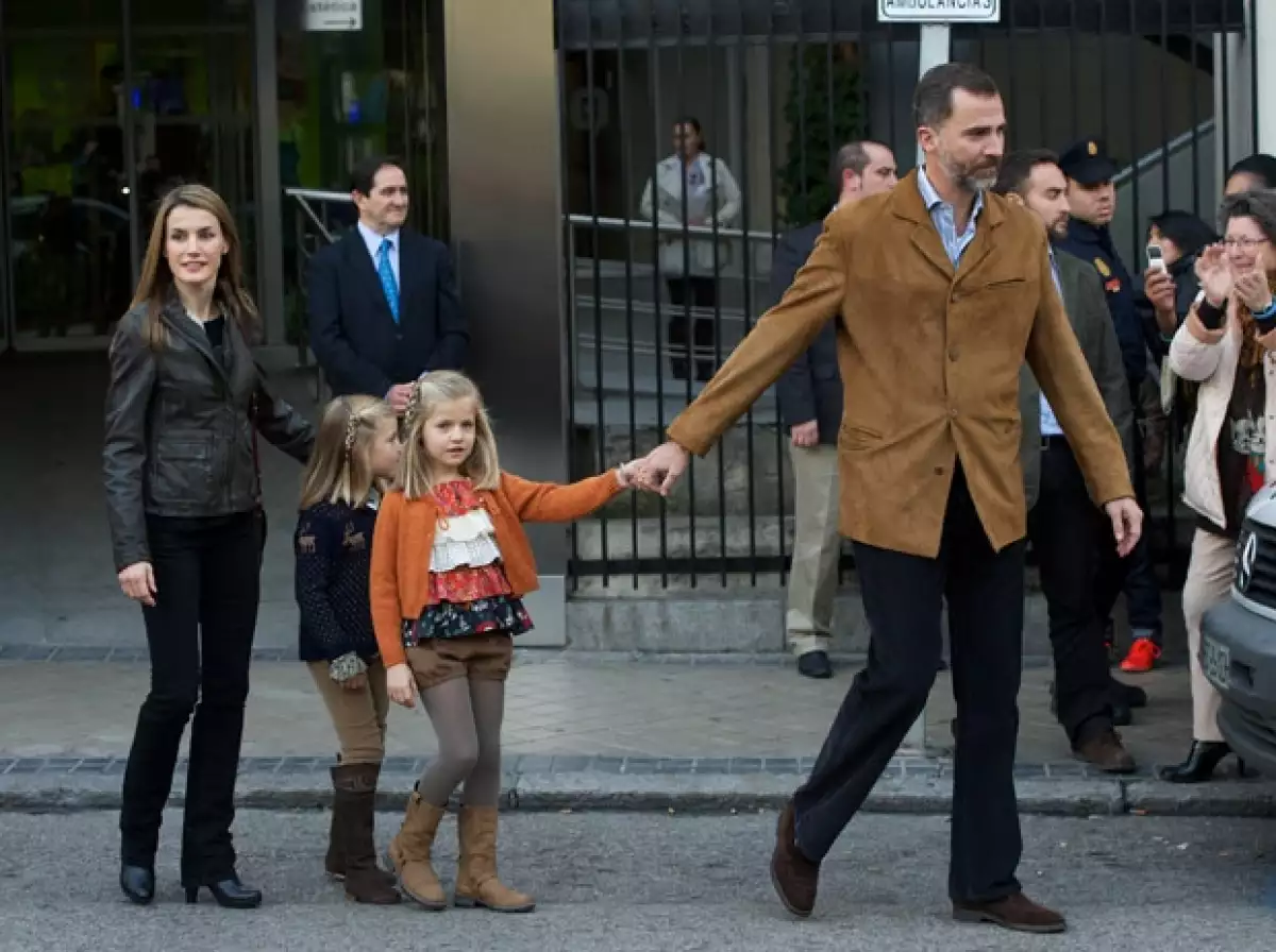 Letizia con su esposo Felipe y sus hijas Sofía y Leonor.