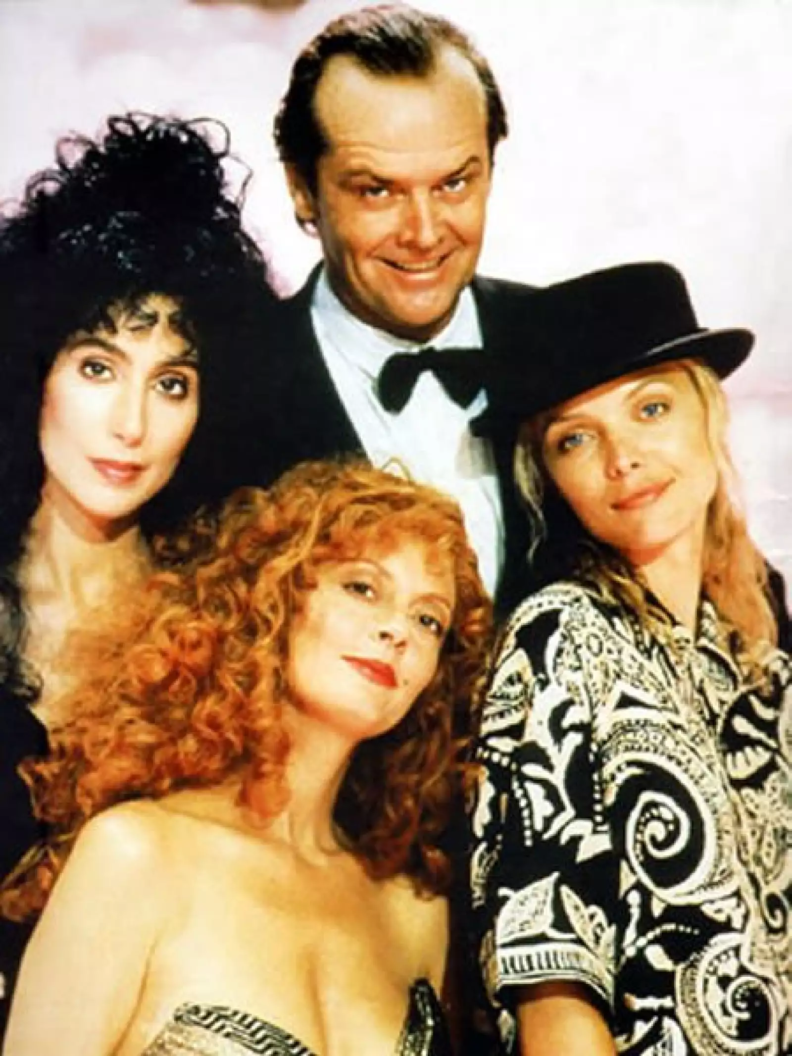 Susan Sarandon, Cher y Michelle Pfeiffer son posiblemente el trío de brujas más guapas que se hayan visto en pantalla, en la famosa película `Las brujas de Eastwick´.
