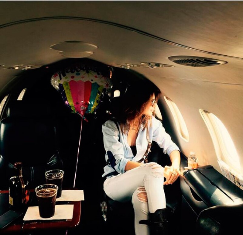 Yaya, derrochando glamour, rumbo a un destino desconocido.