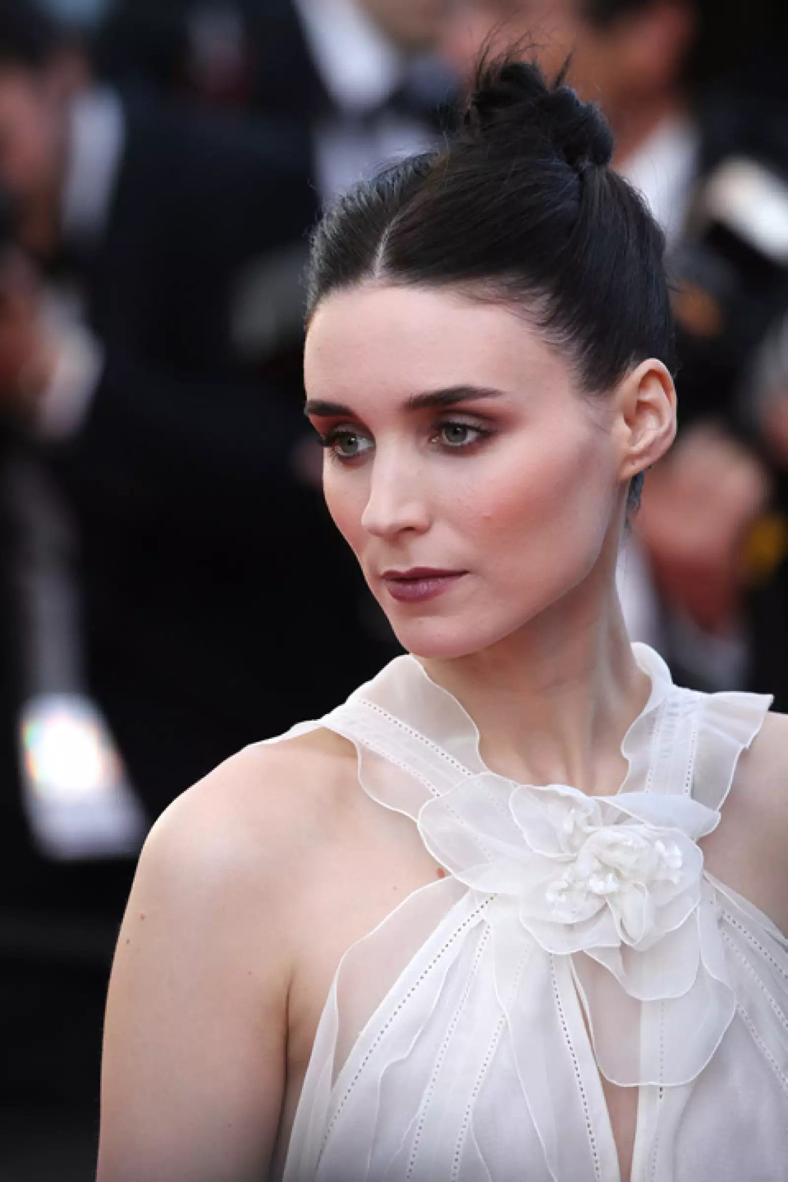 La actriz Rooney Mara causó sensación con un high bun y un vestido halter. Para resaltar la mirada, llevó sombras mixtas en café y morado, y labios al tono.