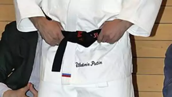 El primer ministro ruso presentó su primer DVD de este deporte, el cual practica desde pequeño.