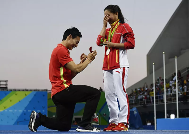 He Zi, de 25 años, acababa de recibir la medalla de plata en clavados cuando sorpresivamente apareció su novio y le pidió matrimonio frente al publico en el centro acuático Maria Lenk.