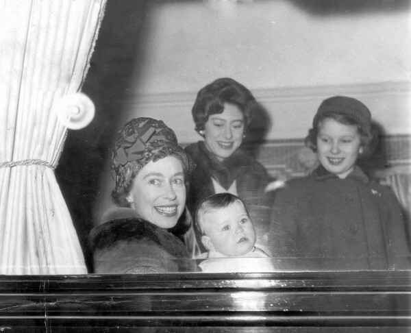 Reina Isabel II y el príncipe Andrés