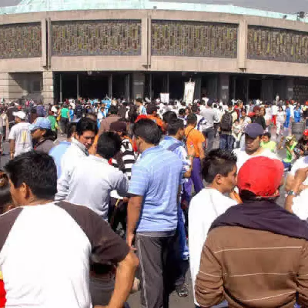Los peregrinos guadalupanos se dieron cita en la Basílica de Guadalupe; tan sólo el viernes, el gobierno capitalino registró la entrada a la ciudad de unas 60 caravanas que llegan a celebrar los 478 años de la aparición de la Virgen de Guadalupe.