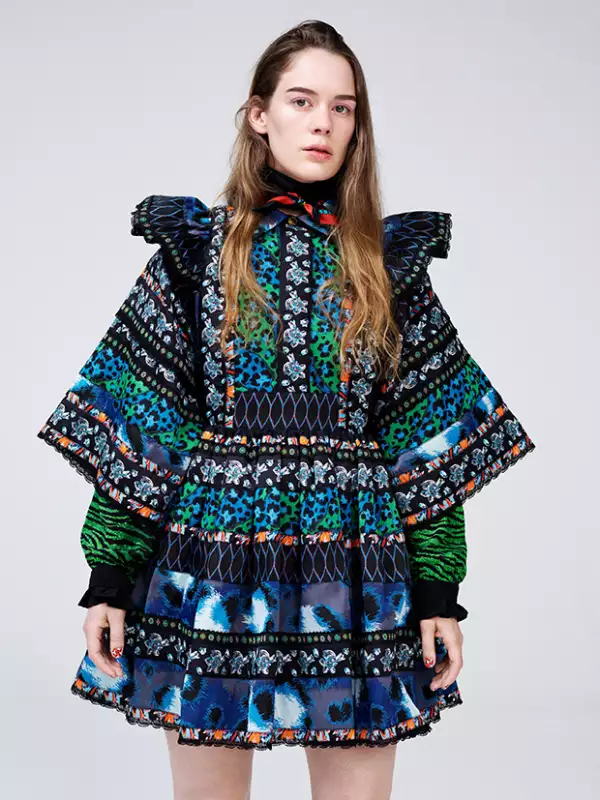 La cantante noruega Anna of the North, se une a la familia de embajadores de la nueva colaboración.