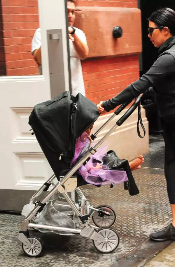 Con este outfit, Kim demuestra que a pesar de los intentos de Kanye por vestir a su hija de la forma más fashionista, ella continúa considerándola una bebé y sobre todo, su princesa.