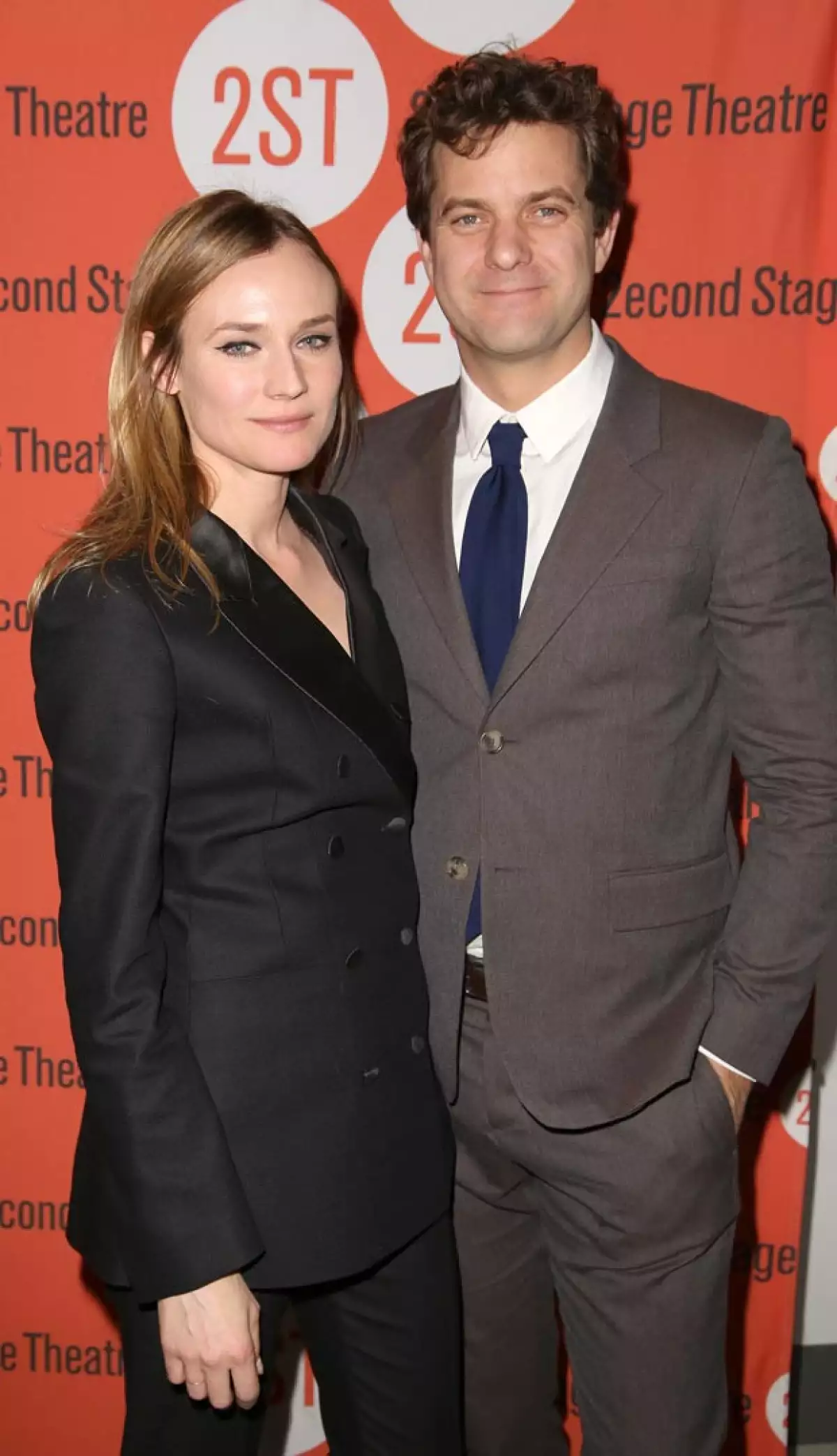 Después de 10 años de relación, Diane y Joshua se separan. Esta fue la última vez que fueron captados juntos, en la obra protagonizada por Josh.