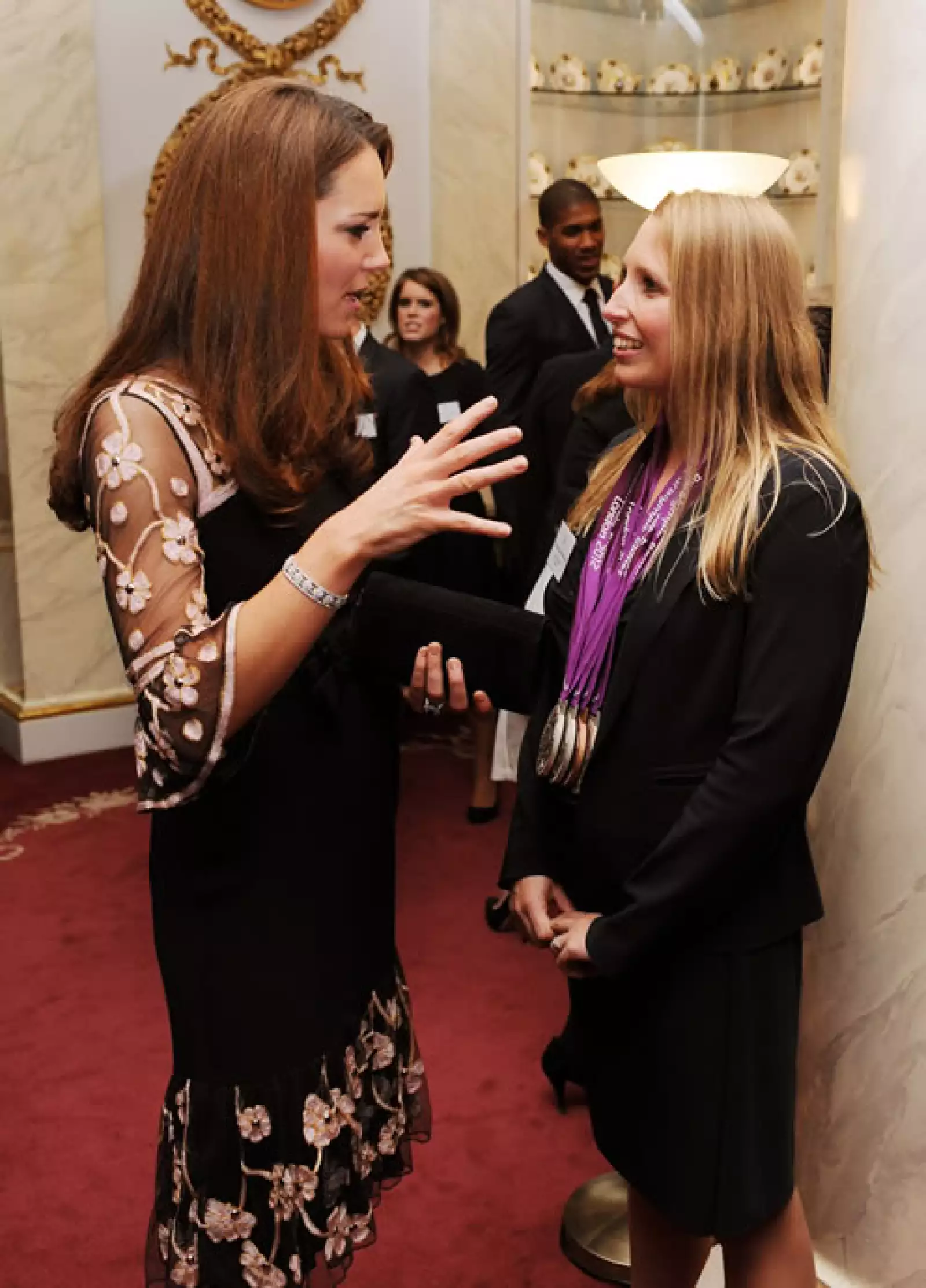 Kate platicando con la nadadora paralímpica Stephanie Millward.