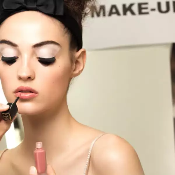 El lipstick acentuó por completo el look.