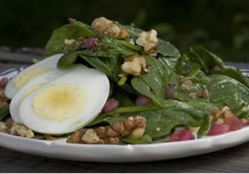 Se considera que la ensalada César, con ingredientes como huevo, salsa inglesa y lechuga, nació a mediados de la década de 1920. (Foto: AP)