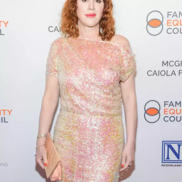 Molly Ringwald de 52 años interpreta a Sara Flynn en The Kissing Booth