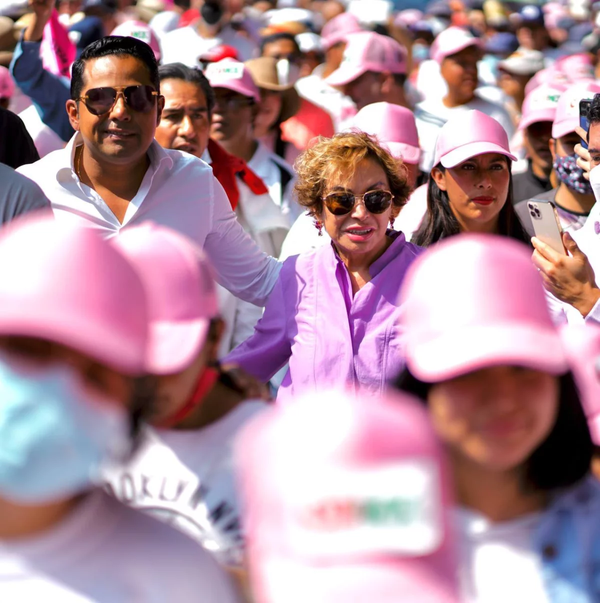 elba-esther-gordillo-marcha-ine.jpeg