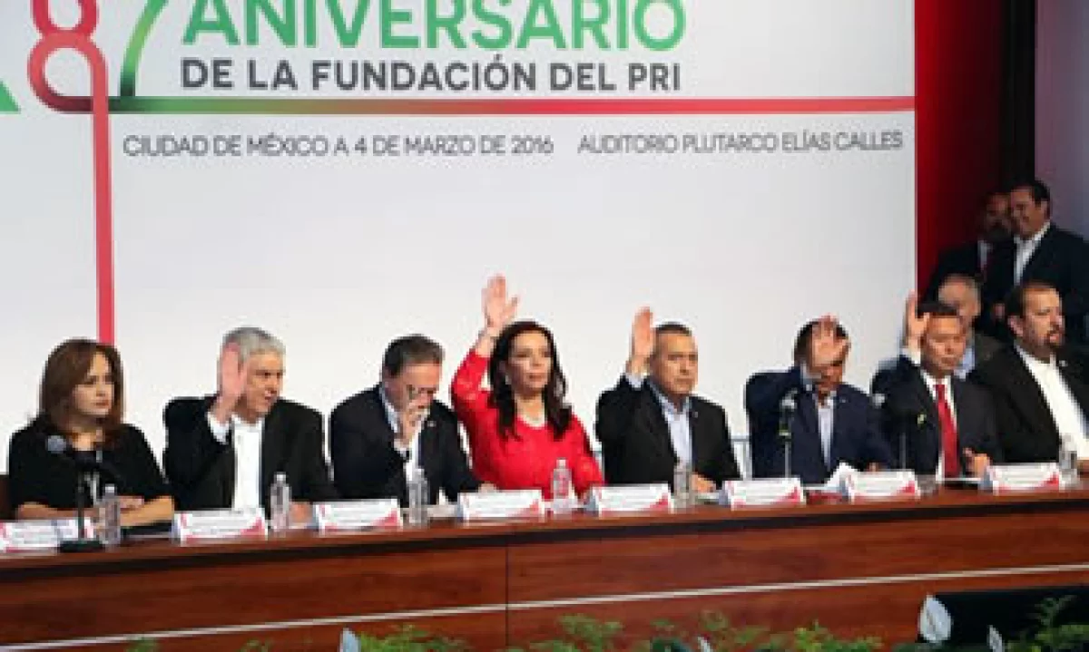 Reunidos en el auditorio Plutarco Elías Calles, los priistas celebraron sus 87 años. (Foto: Twitter/@CarolinaMonroy_).