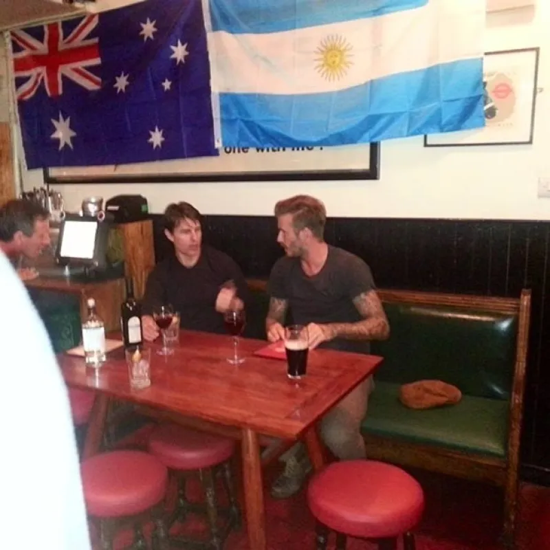 Las dos estrellas sorprendieron a los clientes de un pub en el barrio de Notting Hill al presentarse en el local para disfrutar de unas cervezas como un par de amigos más.