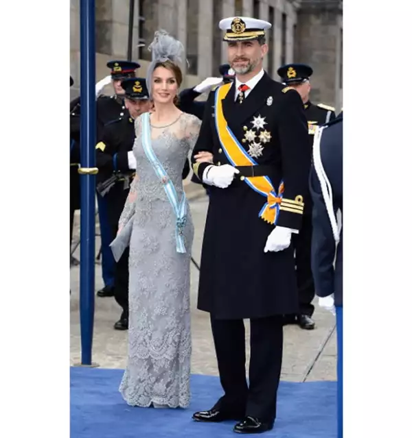 Los Príncipes de Asturias en la investidura del Rey Guillermo Alejandro, Letizia no tiene una orden holandesa por lo tanto lleva la de España.