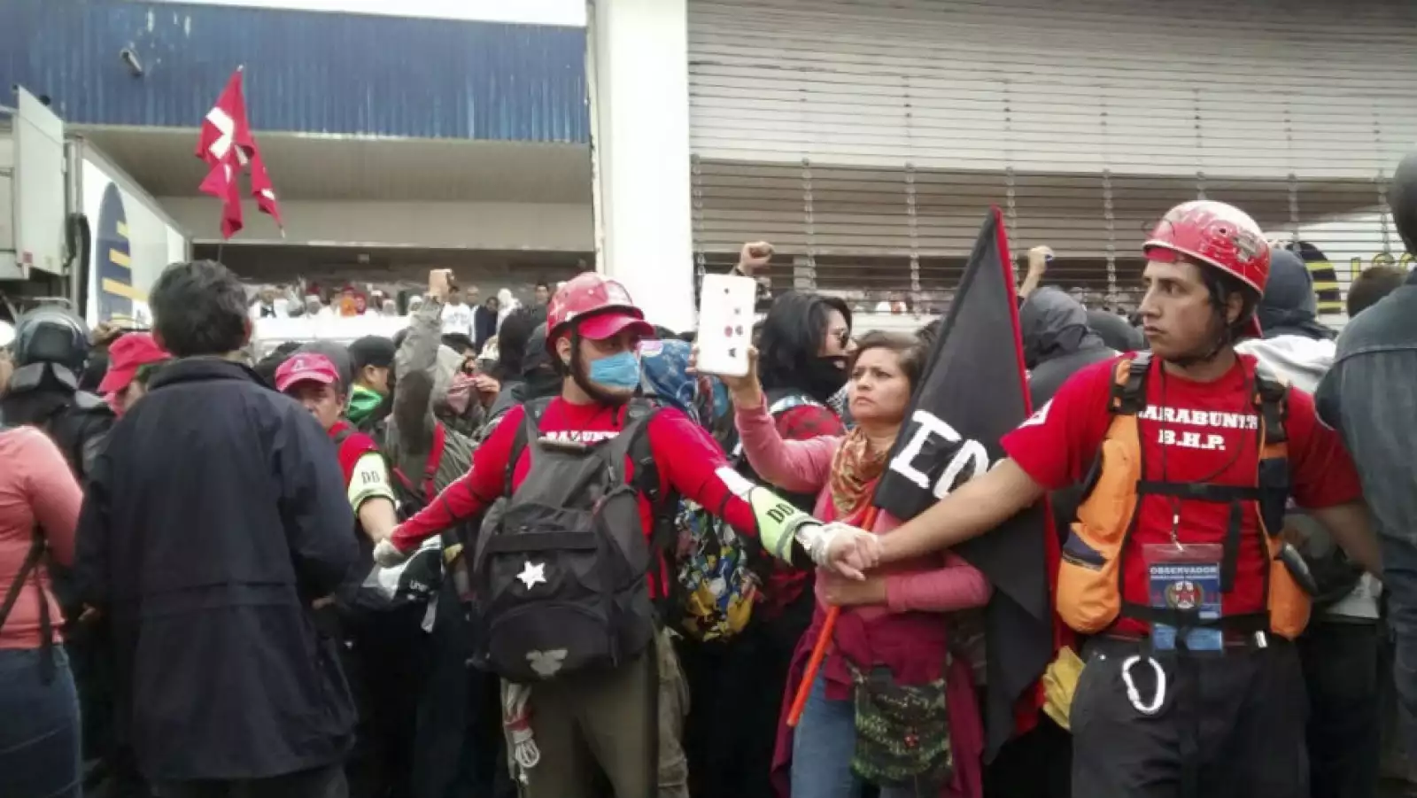 Activistas encapsularon a los jóvenes que se enfrentaron a los granaderos en la colonia Federal para evitar que fueran detenidos.