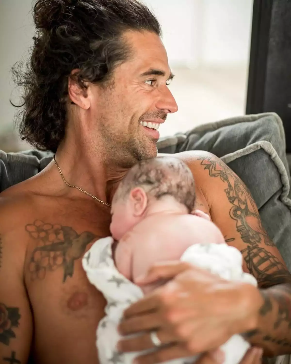 Michelle Renaud publica fotos del parto natural en agua de su segundo hijo Milo junto a su esposo Matías Novoa