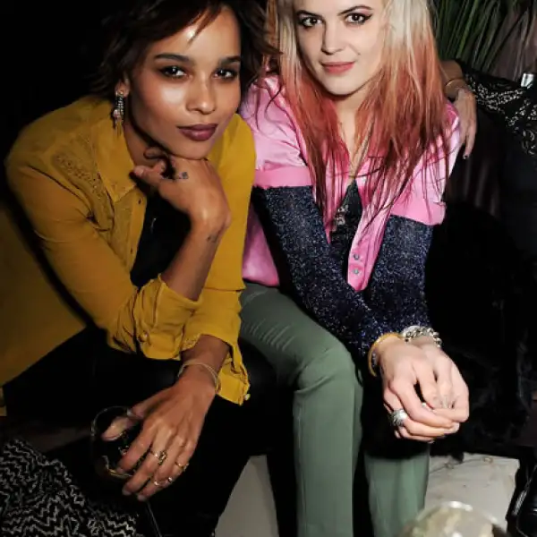 La hija de Lenny Kravitz, Zoe platicó con Alison Mosshart.