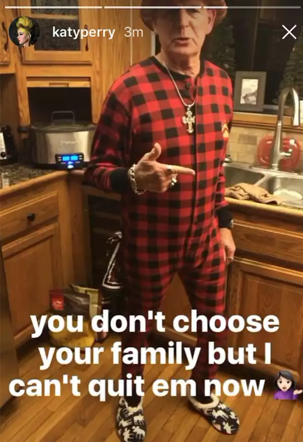 Papá de KAty Perry con mameluco en Thanksgiving