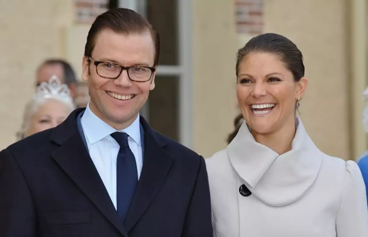 Daniel Westling hizo su primer viaje al extranjero como parte de la Familia Real de Suecia. Quienes recibieron a la pareja fueron el Presidente Sarkozy y Carla Bruni.