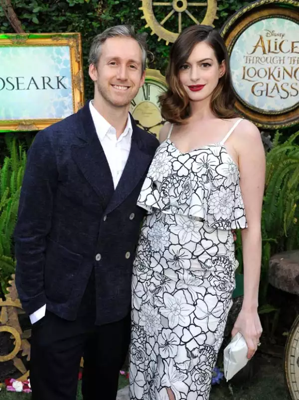 La actriz y su esposo aparecieron en la premiere de Los Ángeles de Alice Through the Looking Glass.