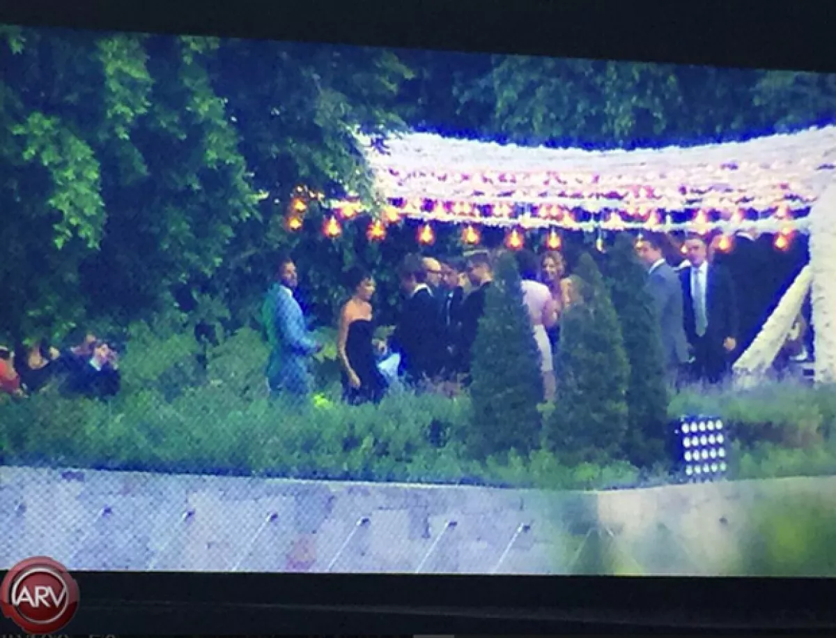 En la boda se pueden distinguir a David y a Victoria Beckham como algunos de los invitados.