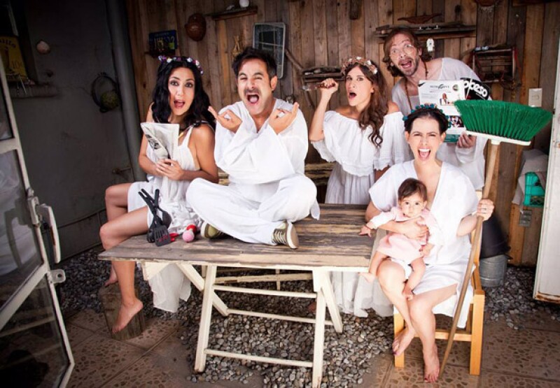 El elenco completo de Apazionados, junto a la pequeña Elah.