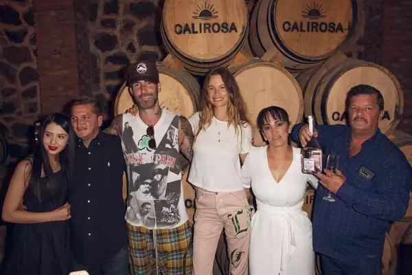 Adam Levine y Behati Prinsloo su historia de amor en fotos
