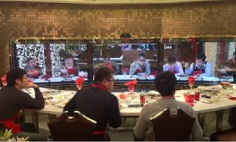 Hai Di Lao tiene una sala de 15 metros cuadrados que cuenta con seis sillas y tres pantallas de 65 pulgadas. (Foto: Tomada de CNNMoney.com)