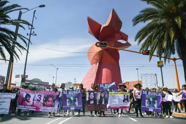 Mujeres marchan en Nezahualcóyotl