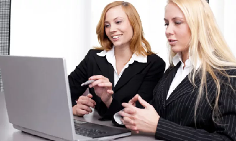 Un estudio de ‘Harvard Business Review’ recomienda el modelo de promotores más allá de la mentoría para que las mujeres puedan romper el famoso ‘techo de cristal’ que las estanca en puestos gerenciales. (Foto: Photos to go)