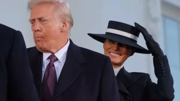 El presidente electo de los Estados Unidos, Donald Trump y su esposa Melania Trump, reaccionan cuando se reúnen con el presidente de los Estados Unidos, Joe Biden, y la primera dama, Jill Biden, el día de la inauguración del segundo mandato presidencial de Donald Trump en Washington, EE. UU., el 20 de enero de 2025.