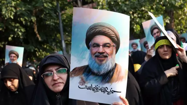 Mujeres iraníes sostienen fotos del líder de Hezbolá Hassan Nasrallah, que murió en un ataque aéreo israelí en los suburbios del sur de Beirut el 27 de septiembre, durante una protesta contra Israel en la Plaza de Palestina en Teherán el 30 de septiembre de 2024.