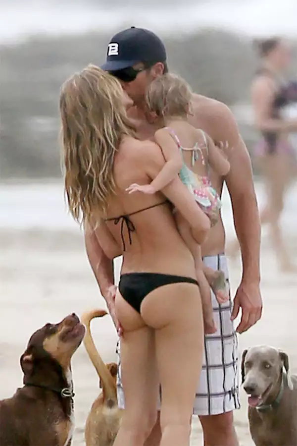 Tom se mostró por demás amoros con su esposa.