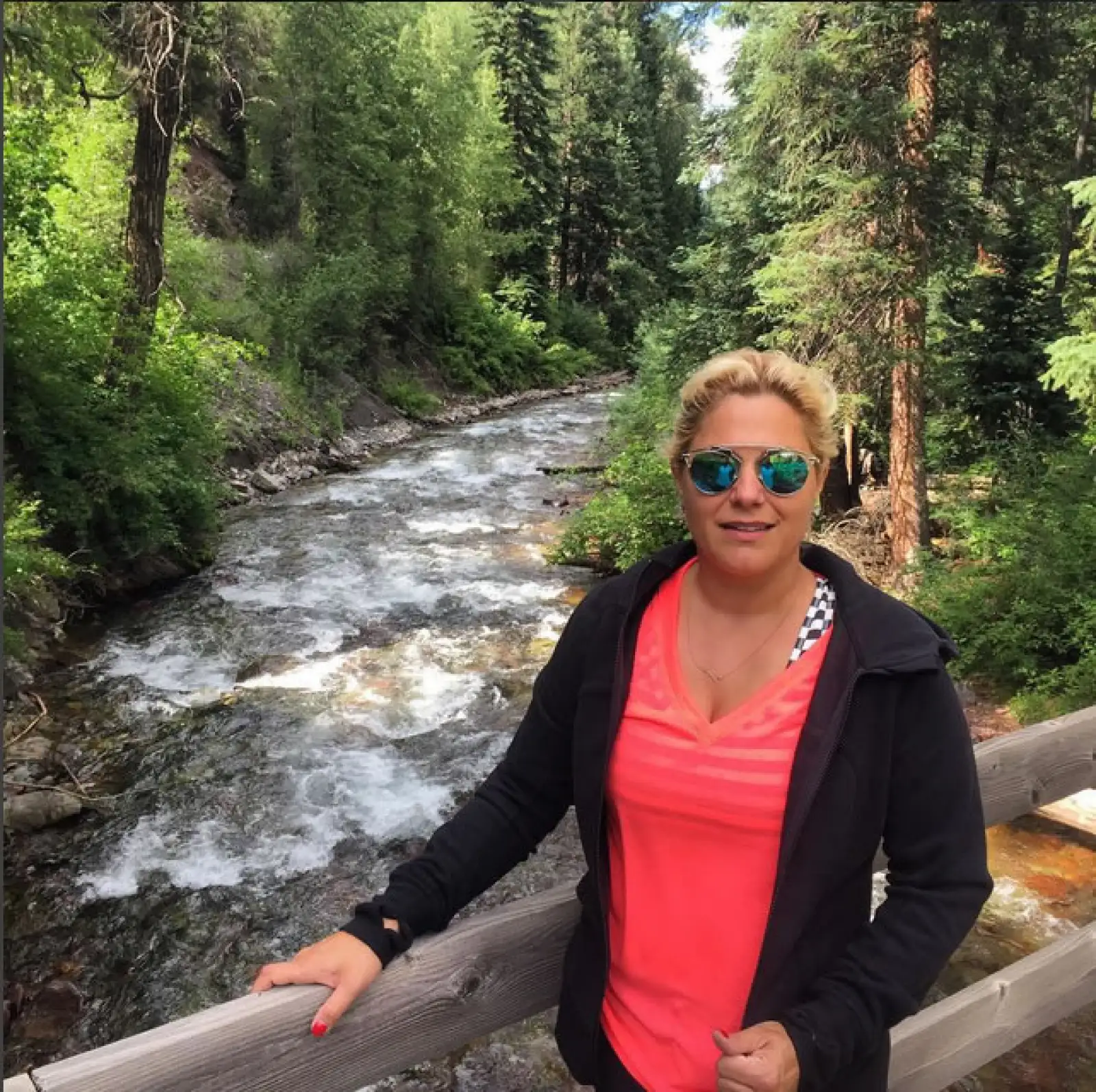 En Aspen, muy fashion con los lentes Christian Dior.