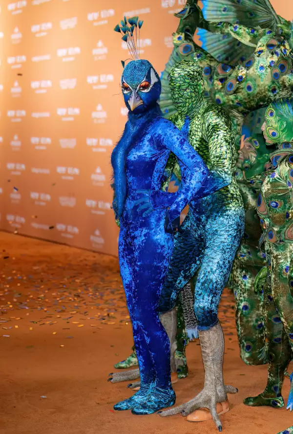 Heidi Klum se disfraza de pavo real en Halloween 2023.
