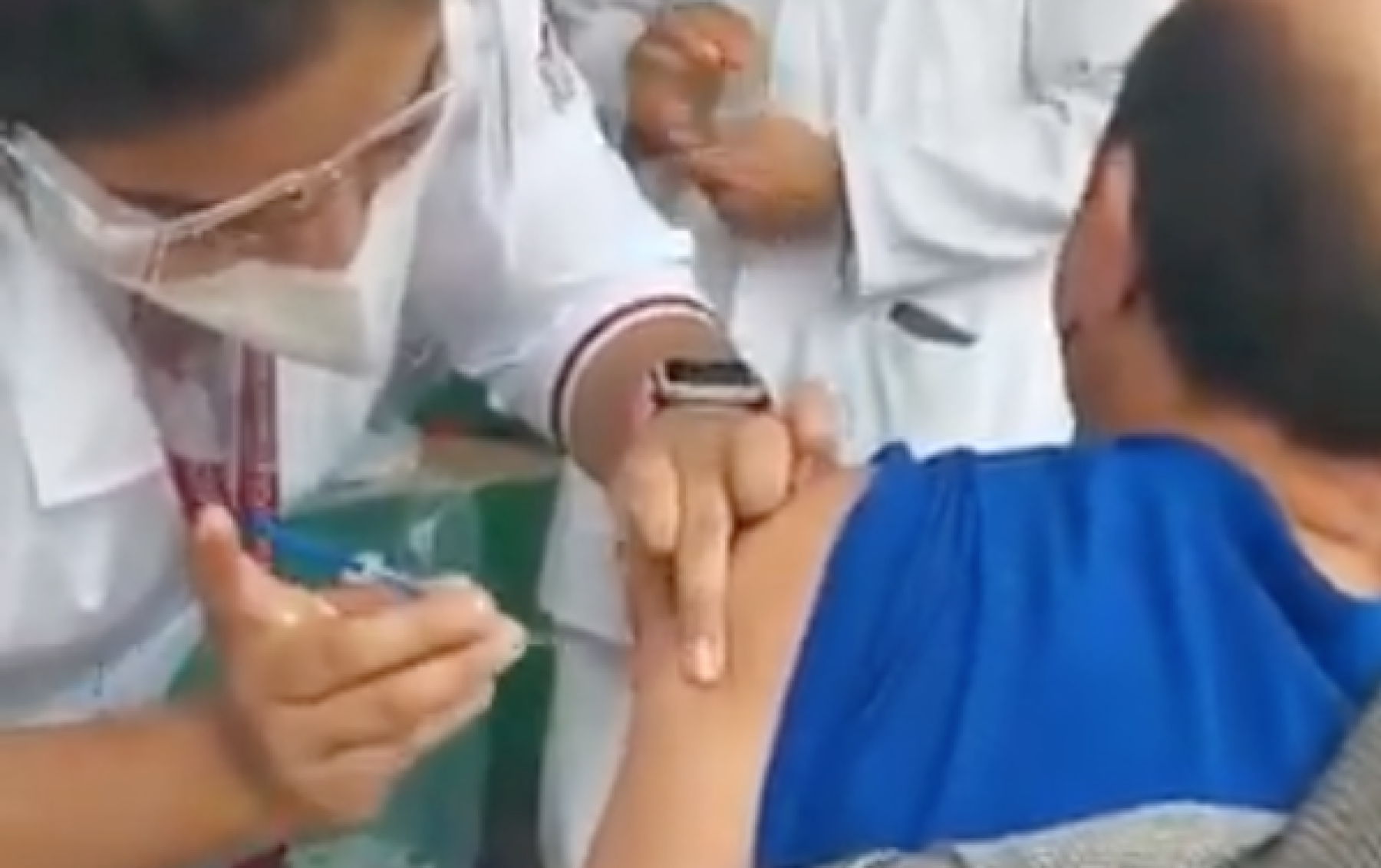 AMLO ve posible "montaje" en aplicación de vacuna vacía de adulto mayor