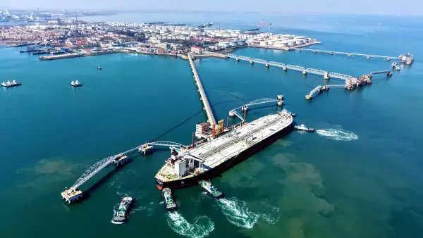 Un petrolero de crudo es guiado a un atraque en la terminal de petróleo en el puerto de Qingdao, en la provincia oriental de Shandong de China, el 7 de marzo de 2026.