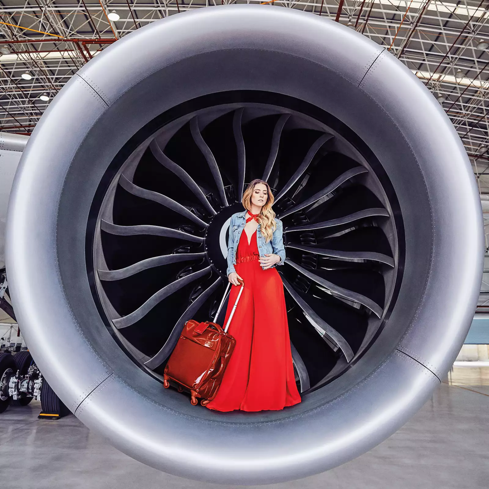 Influencers Con Maleta En Mano